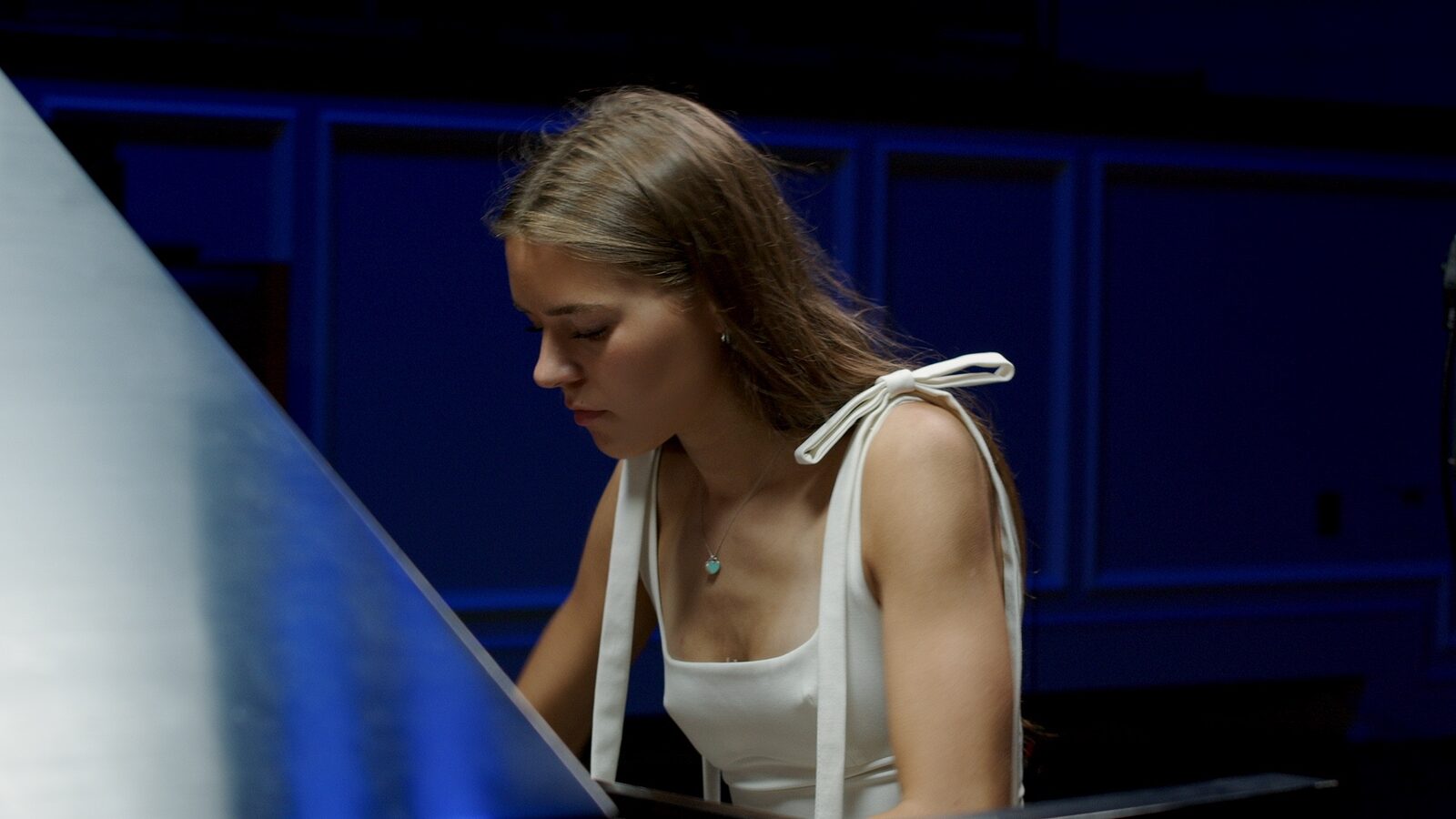 Lauren Connell in profile at the piano, performing Chopin’s Étude Op. 10, No. 3 (Tristesse)